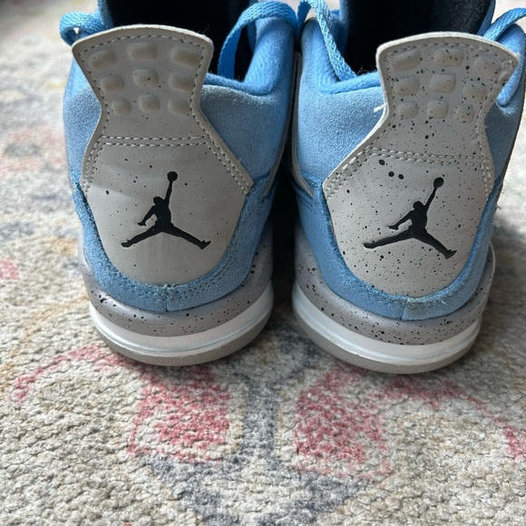 AIR JORDAN 4 RETRO GS
"University Blue" boys size 1. - Picture 4 of 7